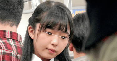 【顔射 ミニ系】ちっちゃな女の子を囲んでネチネチ痴●する卑劣巨漢集団